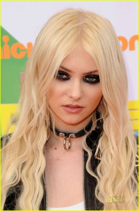 taylor-momsen-kca-2011-orange-carpet-09.jpg